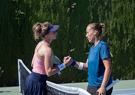 Deportividad al final de uno de los partidos del torneo bastetano.