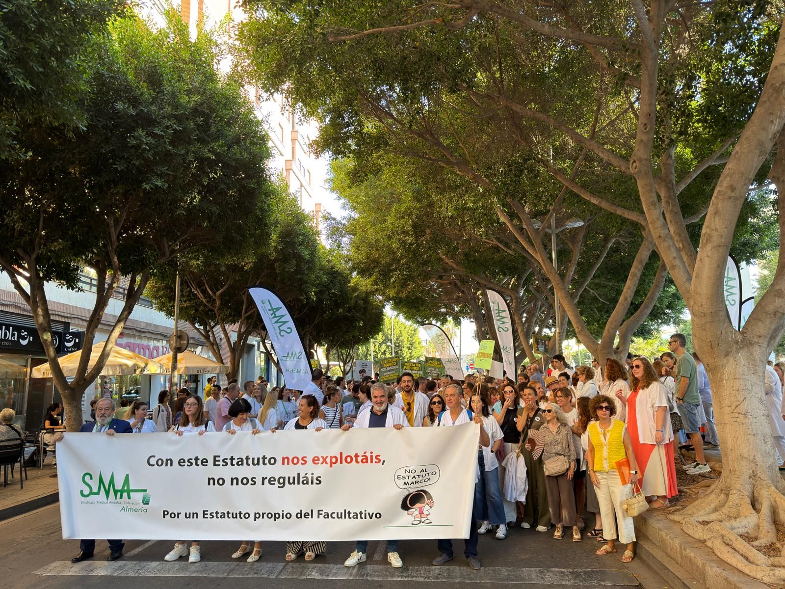 La huelga médica llena de batas blancas el centro de Almería