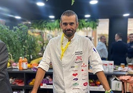 El chef Enrique Sánchez, en el stand de Cooperativa La Palma en Fruit Attraction.