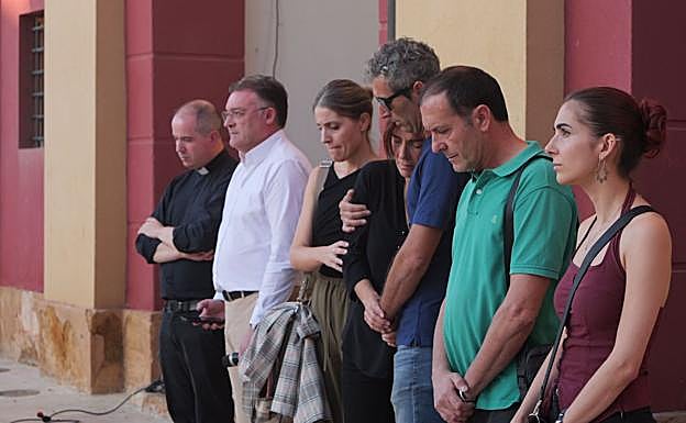 Hermanos y familiares de Antonio Campos junto al alcalde y párroco de Berja.