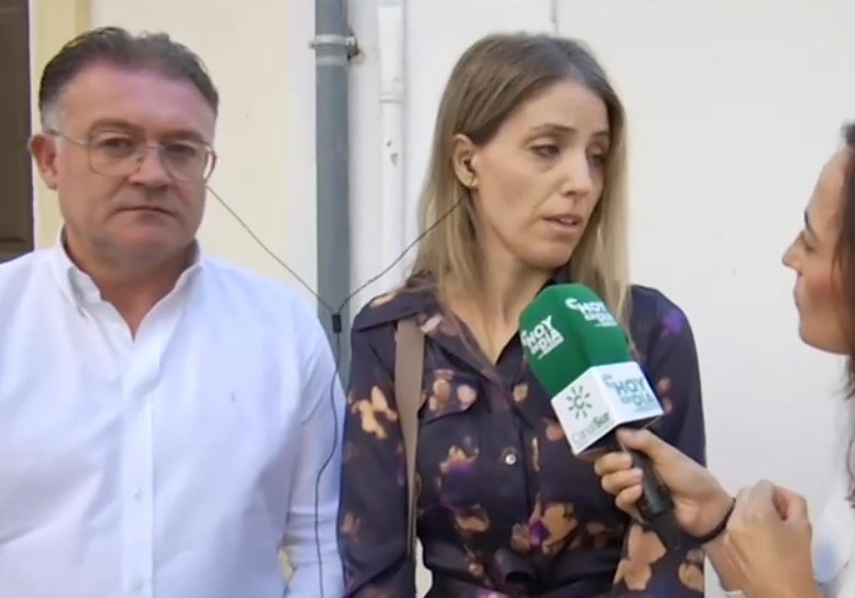 Encarni, cuñada de Antonio Campos, junto al alcalde, esta mañana.