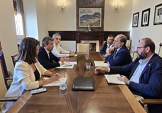Reunión entre representantes del Ayuntamiento de la capital y la Universidad de Jaén.