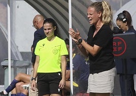 La entrenadora del Granada femenino, Irene Ferreras, aplaude a sus futbolistas contra el Atlético.