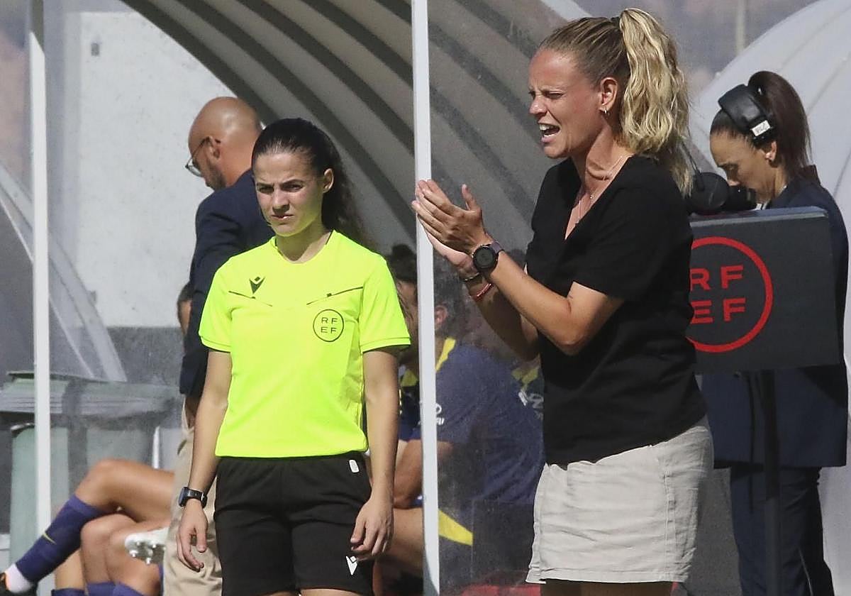 La entrenadora del Granada femenino, Irene Ferreras, aplaude a sus futbolistas contra el Atlético.