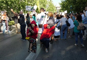 La manifestación de sanitarios provoca cortes e incidencias en el centro de Granada