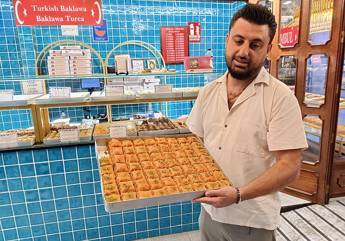 Ahmet Kexmegulu en su negocio de dulces turcos en Granada.