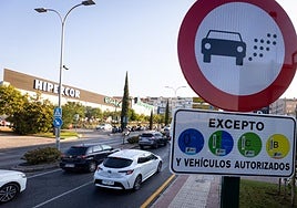 Señal de la ZBE en Granada.