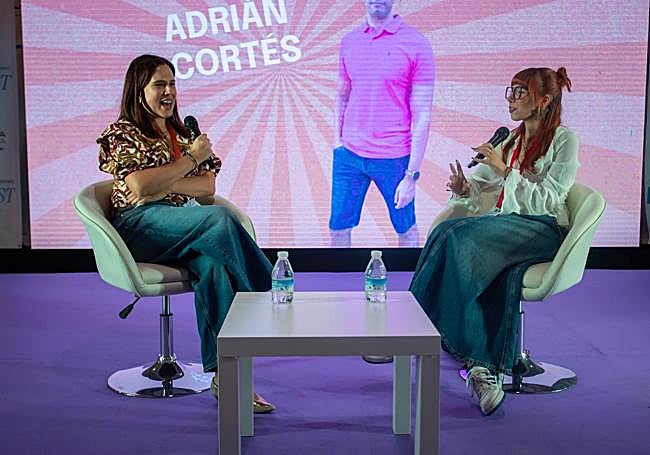 La periodista de IDEAL Laura Ubago en la conversación con la creadora de contenido