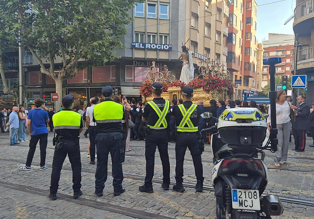 Policía controlando el tráfico y la seguridad, este sábado.