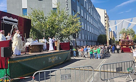 Misa en la calle Virgen de la Cabeza.