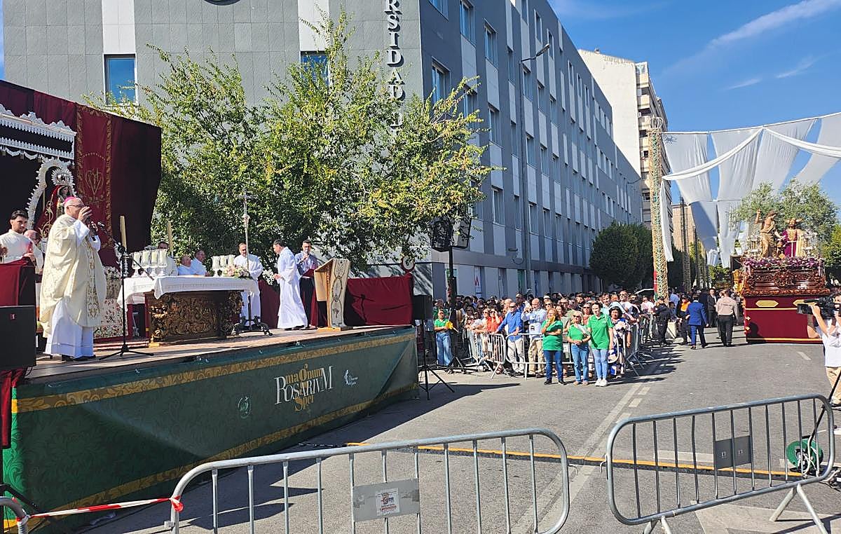 Misa en la calle Virgen de la Cabeza.