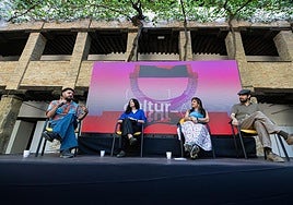 Un momento de la charla en el Corral del Carbón.