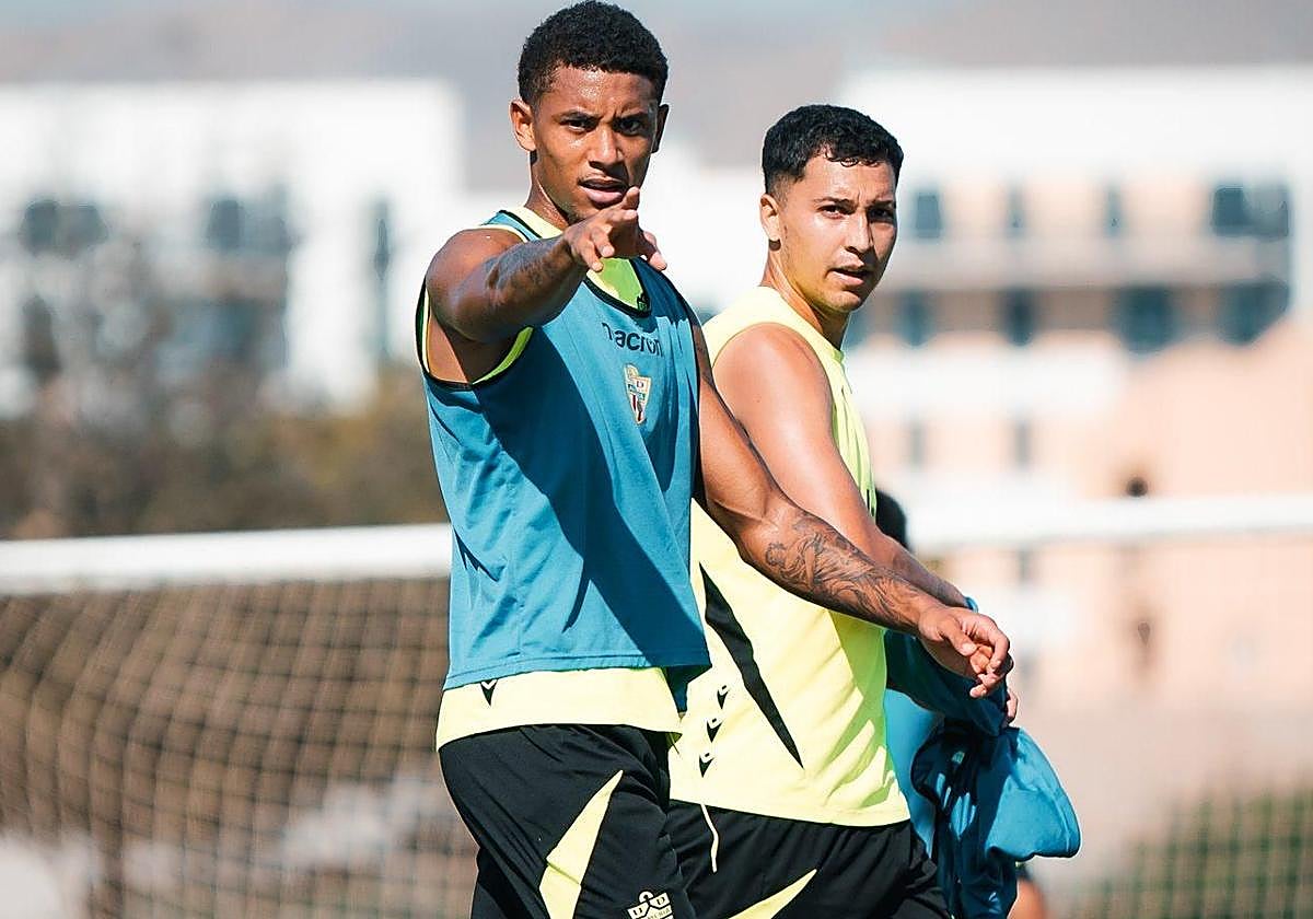 Chirino señala una dirección que debe ser indética a la seguida en Las Palmas.