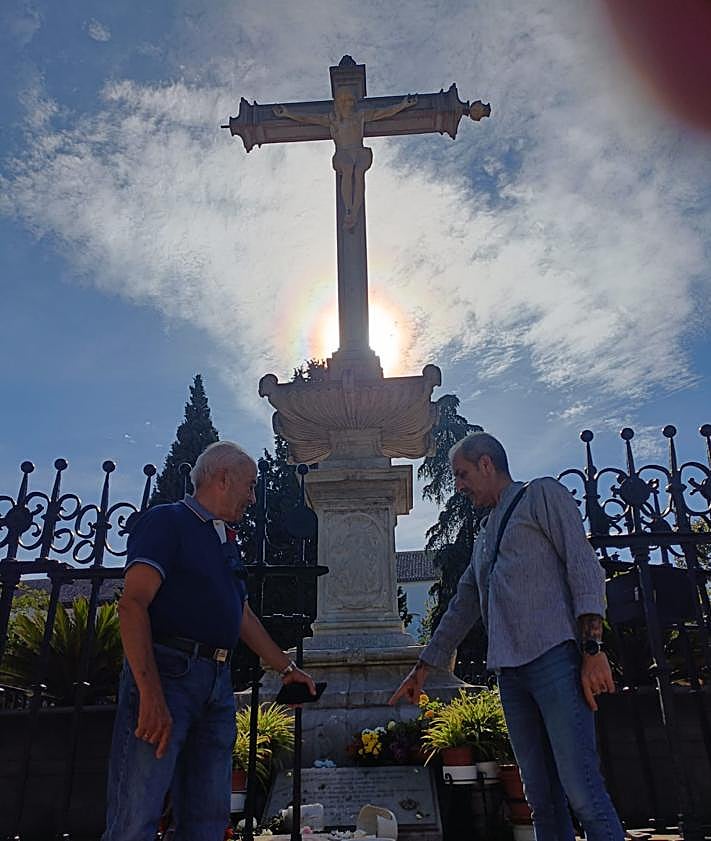 Imagen secundaria 2 - El Realejo condena apesadumbrado los actos vandálicos sobre su Cristo de los Favores