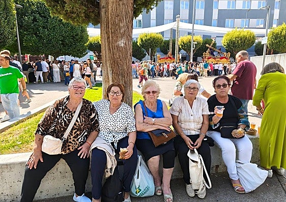 Un grupo de mujeres de Jaén y Quesada, con el Abuelo a la espalda.