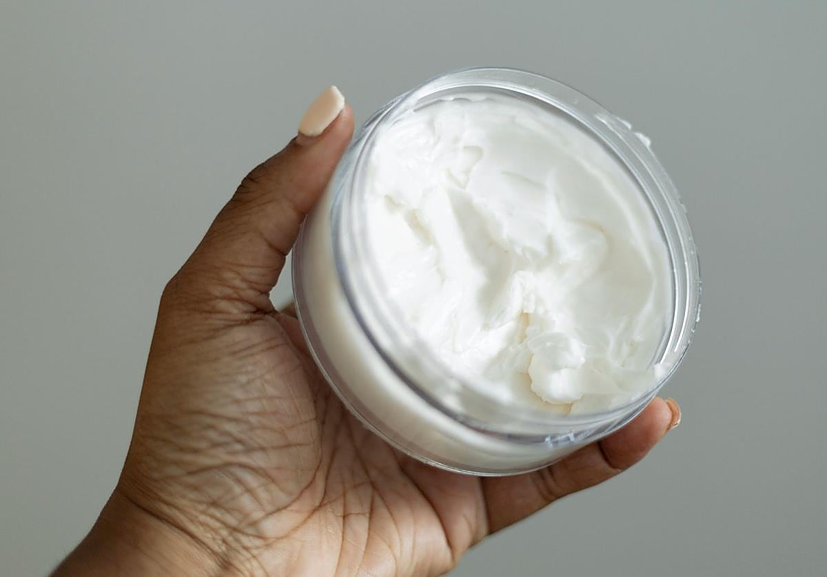 Alerta sobre la retira de unos falsos cosméticos que podrían irritar la piel.