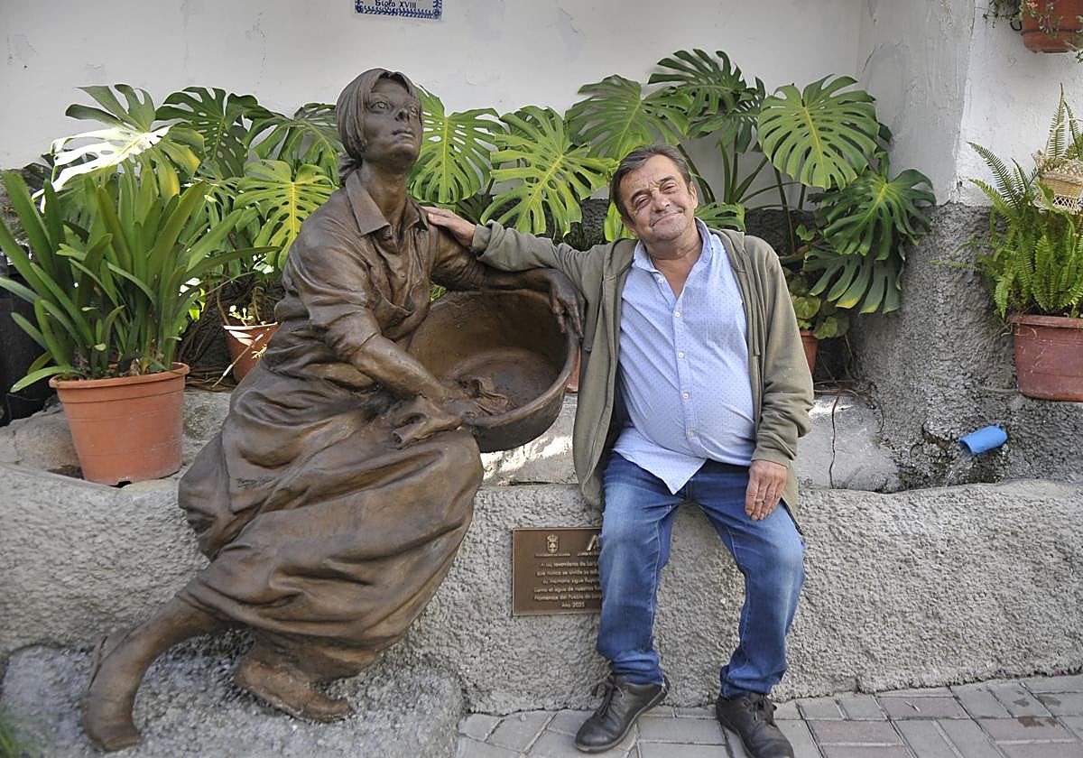 La Lavandera, junto a un vecino de Lanjarón