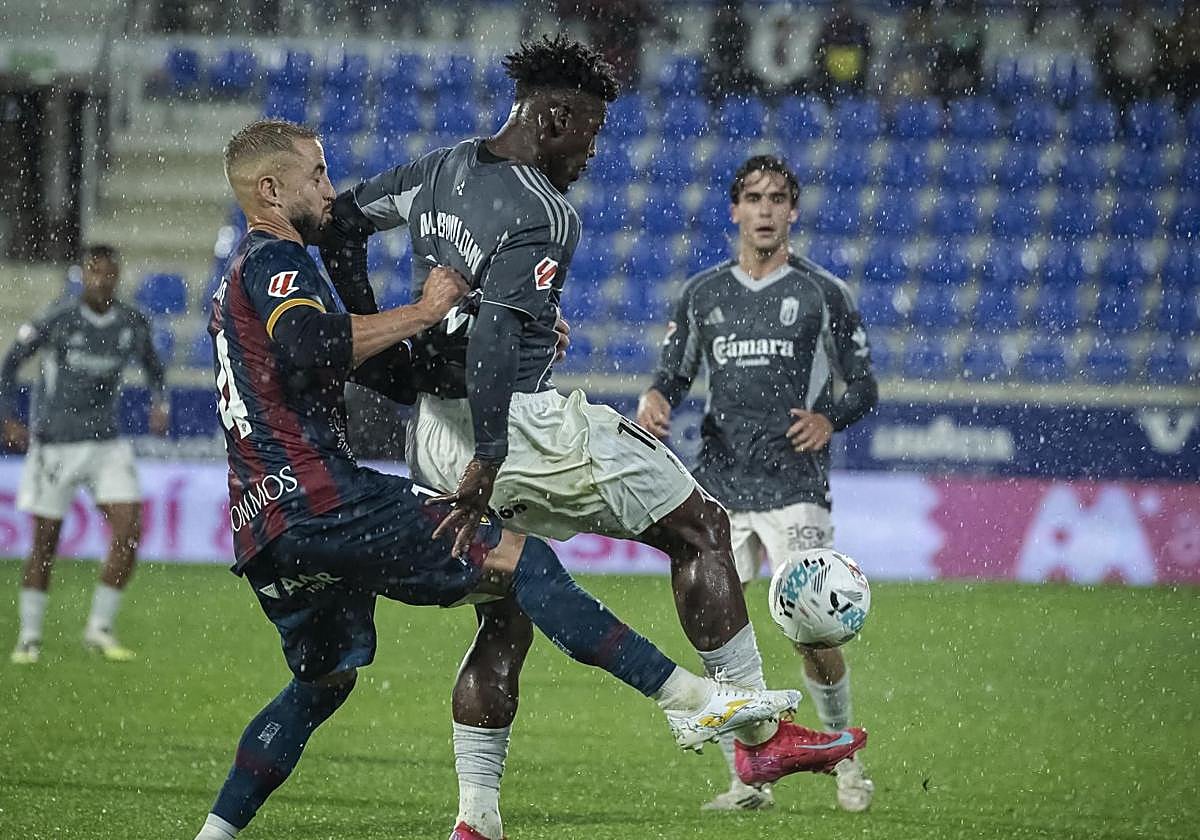 Bouldini protege un balón de espaldas en Huesca.