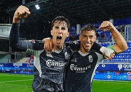Manu Lama y Rubén Alcaraz, eufóricos tras el triunfo del Granada en Huesca en la jornada pasada.