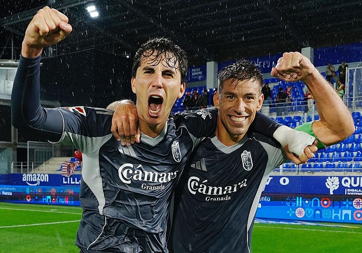 Manu Lama y Rubén Alcaraz, eufóricos tras el triunfo del Granada en Huesca en la jornada pasada.