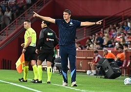 El entrenador de la Real Sociedad B, Jon Ansotegi, pide amplitud a su equipo.