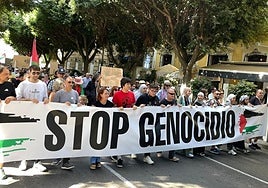 Una gran pancarta lideraba la marcha por la Rambla.
