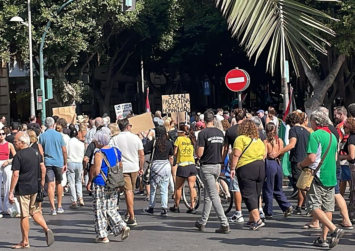 Imagen secundaria 1 - La manifestación comenzó en la Plaza de las Velas.