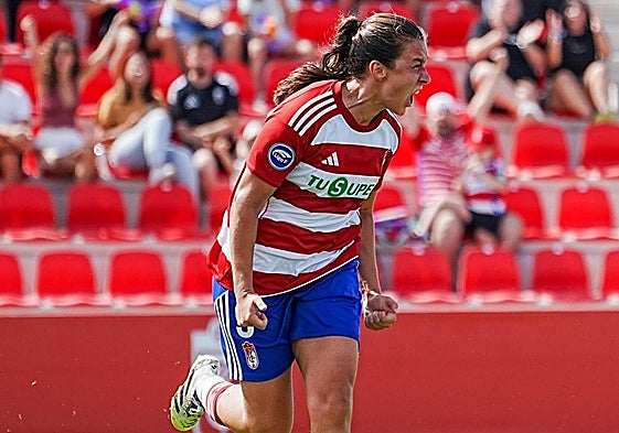 La rojiblanca Sonya Keefe celebra un gol con el Granada.