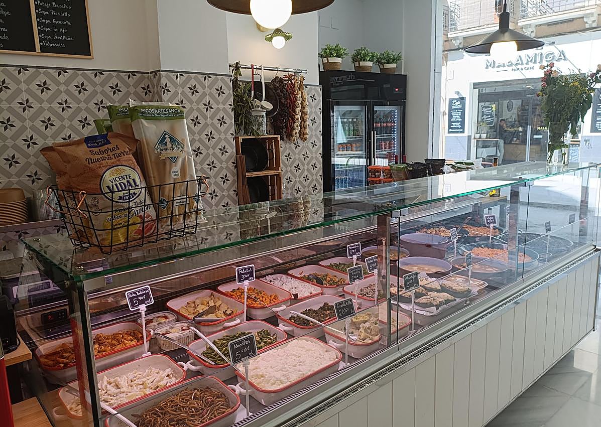 Imagen secundaria 1 - La comida para llevar que triunfa en el centro de Granada con menú a 9 euros: «Tuvimos que agrandar el local»