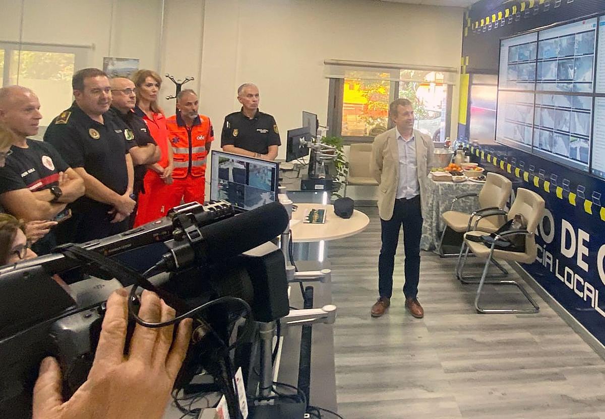 Visita del alcalde, Julio Millán, al centro de seguridad.