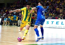 El argentino Mati Rosa encarando a Dani Gabriel.