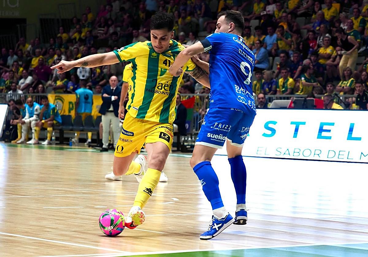 El argentino Mati Rosa encarando a Dani Gabriel.