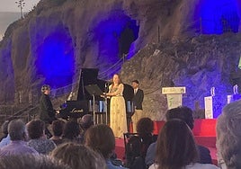Interpretación del Himno de la Provincia por la mezzosoprano alcaudetense Fuensanta Rey Ortega, acompañada al piano por Alberto Martínez.