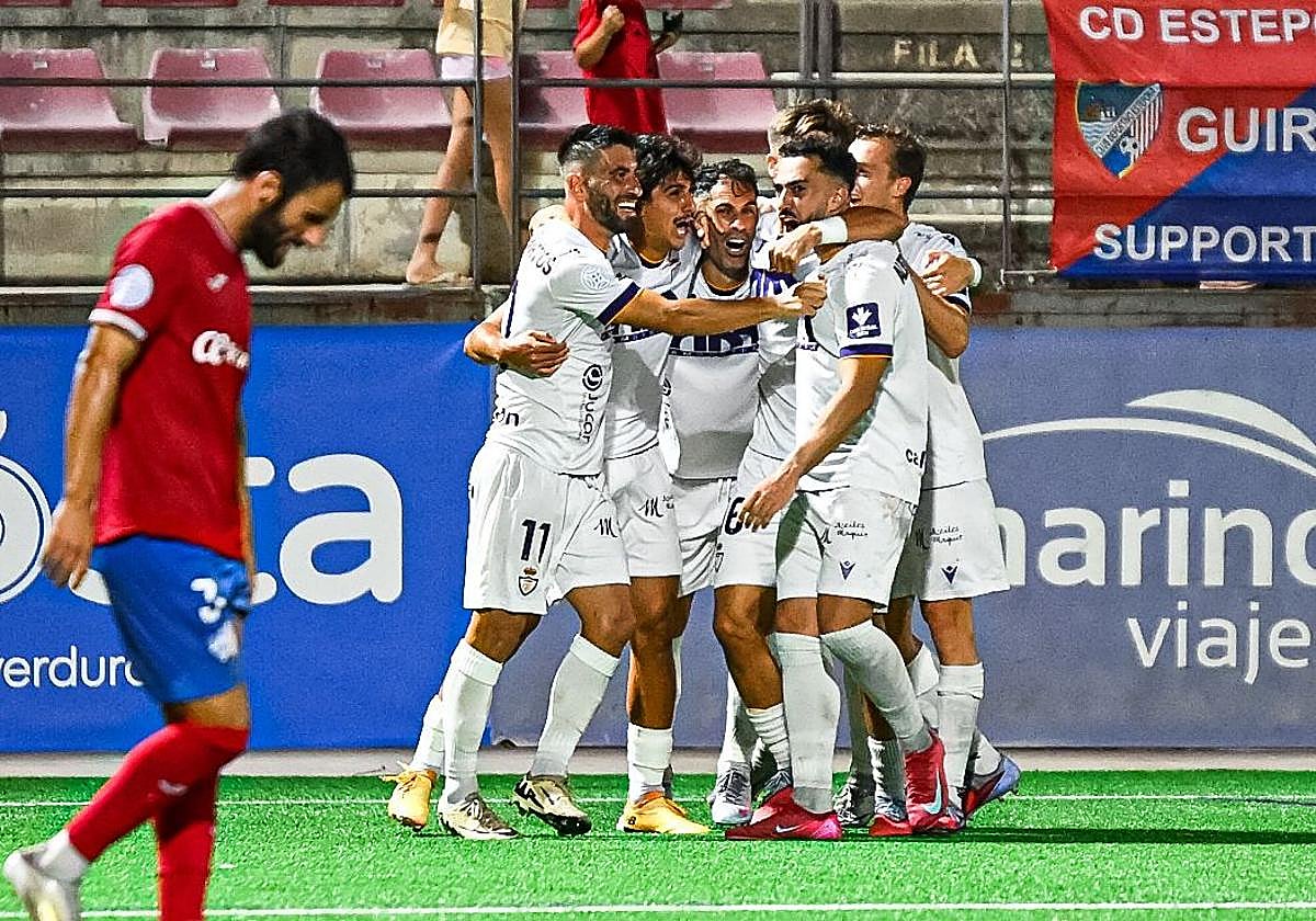 Los jugadores blancos celebran uno de los tantos de la remontada del conjunto blanco.