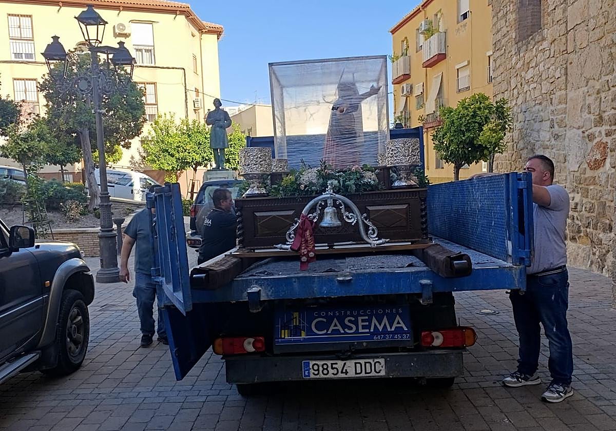 Hermanos de la cofradía de San Juan Bautista de Los Villares preparan la imagen para llevarla de nuevo a su ermita.