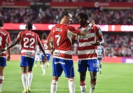 Los rojiblancos Álex Sola y Souleymane Faye festejan juntos un gol.