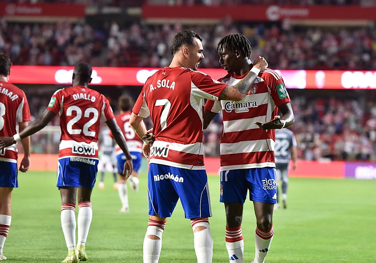Los rojiblancos Álex Sola y Souleymane Faye festejan juntos un gol.