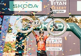 Luisle Sánchez eleva al cielo la bicicleta tras ganar la trilogía de las Titan Desert.