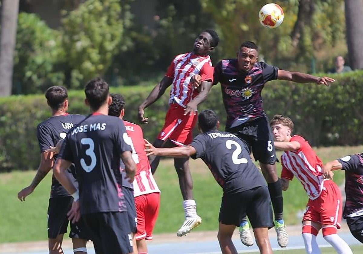 Marciano, el más peligroso de los rojiblancos, cabecea fuera el balón del empate.
