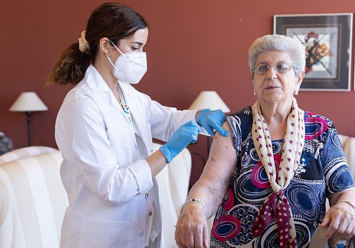 Una señora recibe la vacuna en la residencia de mayores del Serrallo, en una campaña anterior.