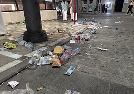 Suciedad en Berbabé Soriano tras el paso de la procesión.