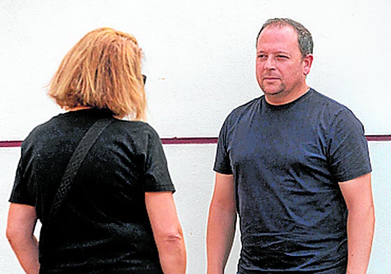 Ana y el alcalde de Cúllar Vega.