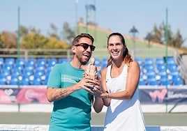 La ganadora del torneo de tenis bastetano posa con el trofeo de la Dama de Baza.