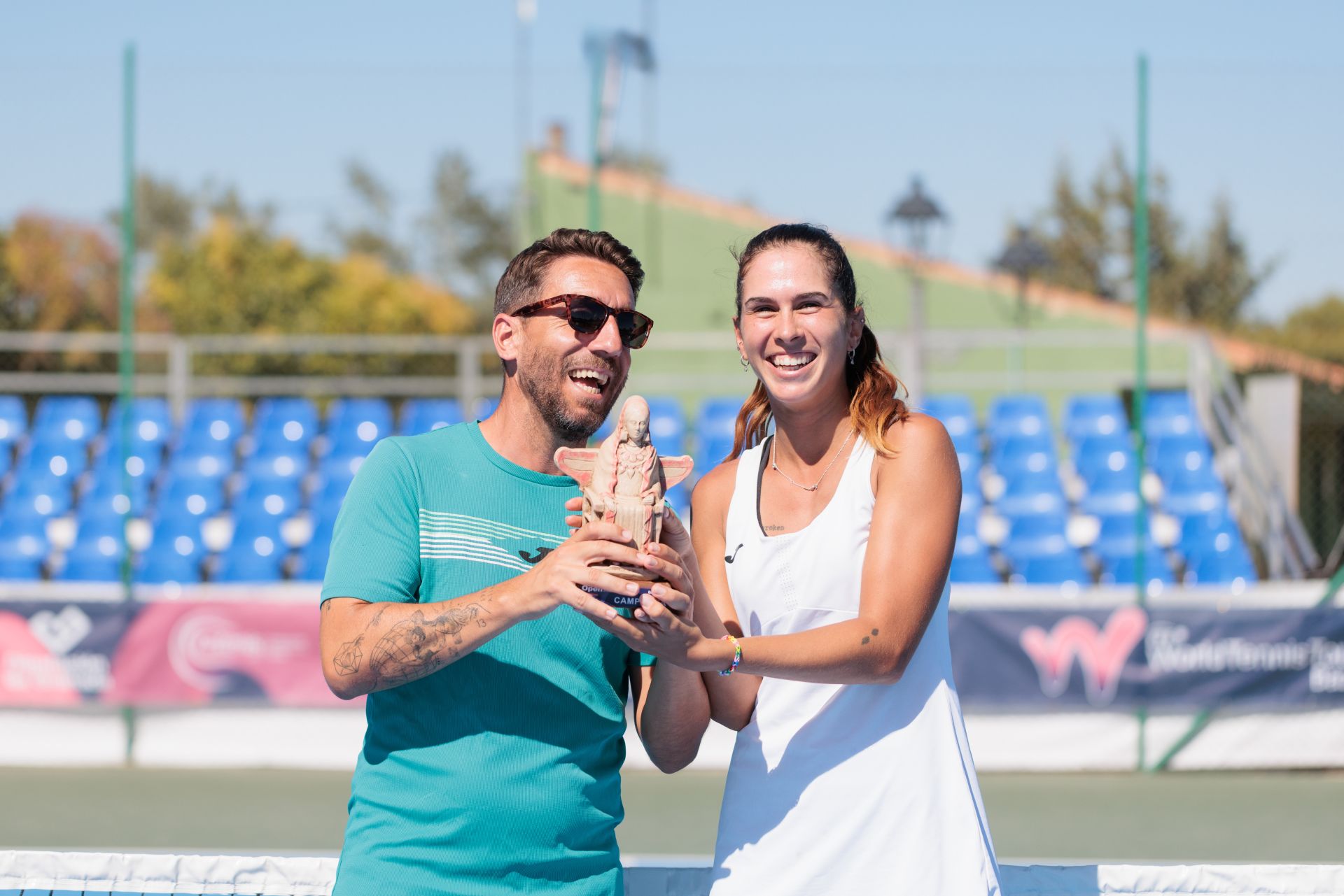 La ganadora del torneo de tenis bastetano posa con el trofeo de la Dama de Baza.