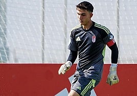 Iker García ejerce de capitán del Recreativo durante un partido esta temporada.