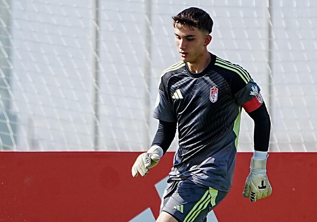 Iker García ejerce de capitán del Recreativo durante un partido esta temporada.