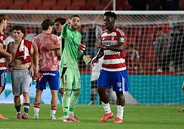 Luca avisa a Bouldini de la celebración con la grada de animación.
