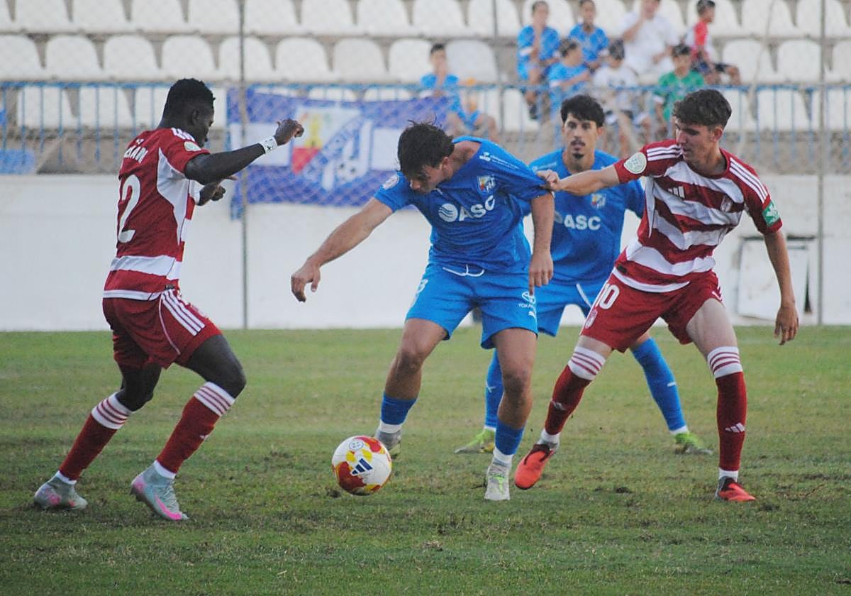 Iván López protege un balón entre recreativistas.