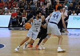 Ricky Rubio conduce el balón en el Palacio de Deportes con el Joventut Badalona.