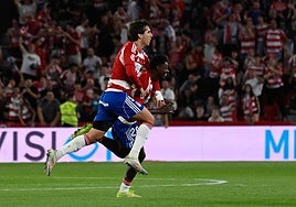 Manu Lama y Oscar Naasei festejan el tanto del ghanés frente a la Real Sociedad B.